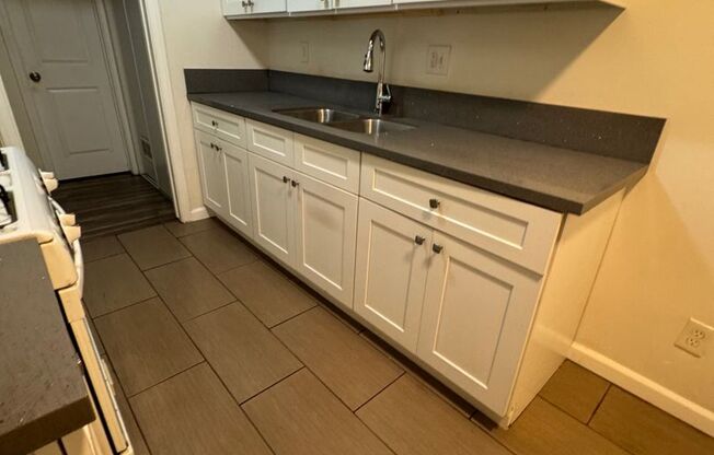 1 bed, 1 bath, $2,096, Unit 5