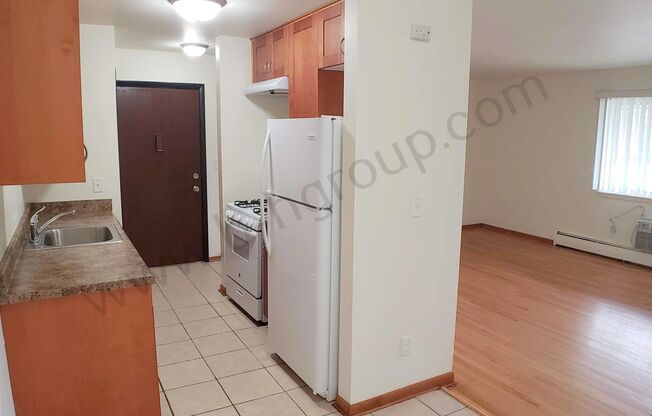 2 beds, 1 bath, 909 sqft, $1,075, Unit 2111-14