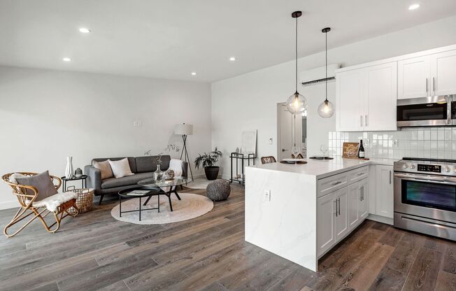 2 beds, 2 baths, 880 sqft, $3,995, Unit O