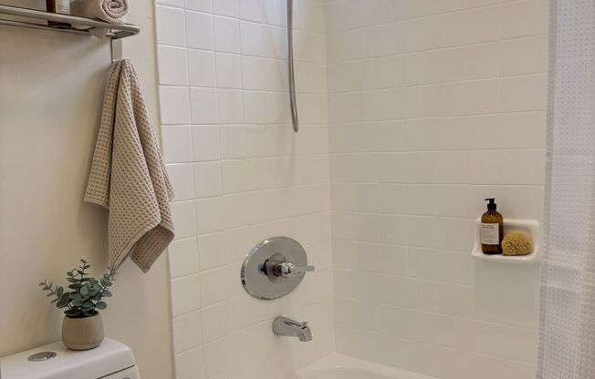 1 bed, 1 bath, $2,200, Unit Unit 1426-1