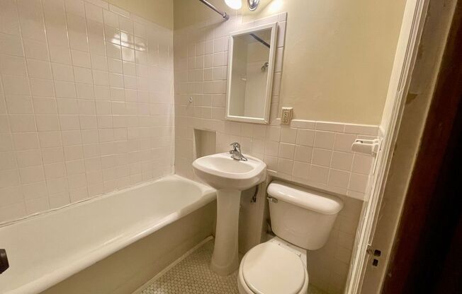 Studio, 1 bath, $850, Unit 15