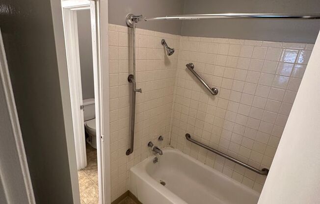 2 beds, 1.5 baths, 900 sqft, $920, Unit 605-202