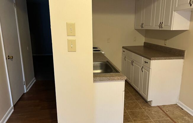 2 beds, 1.5 baths, $750, Unit 2