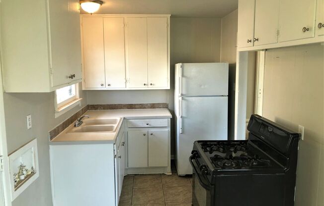 3 beds, 1 bath, $800