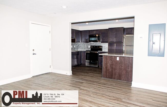 2 beds, 1 bath, $1,000, Unit 4001 Holdrege St. #2