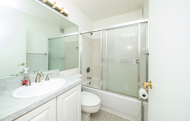 1 bed, 1 bath, 597 sqft, $3,400, Unit 7V