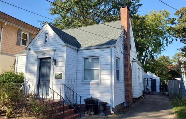 Super charming and updated cottage in desirable Colonial Place!