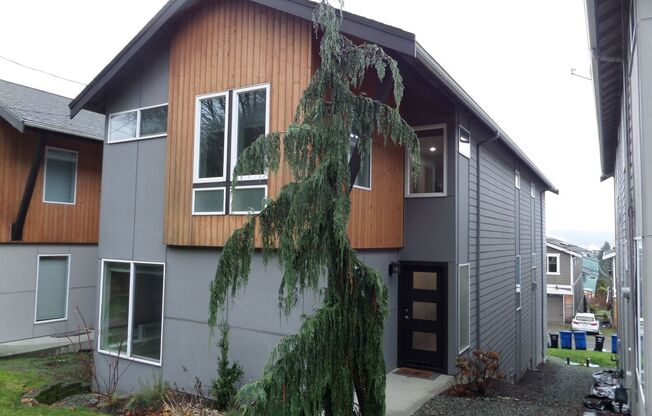 Immaculate and LARGE 4-Bedroom Home in Unbeatable Georgetown Location!!