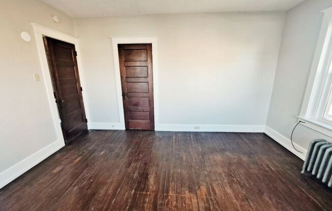 3 beds, 1 bath, $1,435, Unit 8 W Jackson