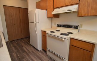 2 beds, 1 bath, 940 sqft, $725, Unit #10 - Garage 34