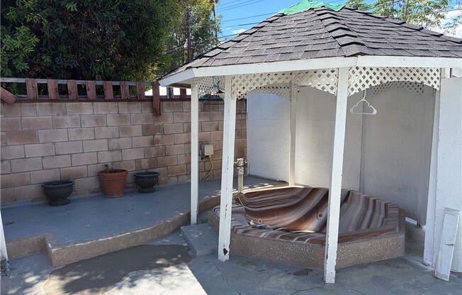 9423 WOODLEY AVE