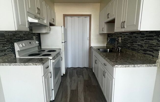 Studio, 1 bath, 400 sqft, $795, Unit 13