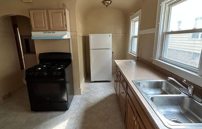 3 beds, 1 bath, $1,300, Unit 420