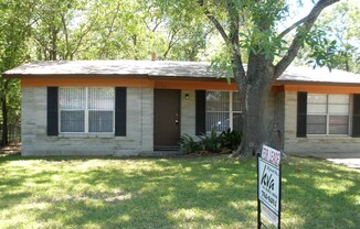 3/1 in Central Austin Highland Neighborhood. Fenced Backyard. W/D Connections