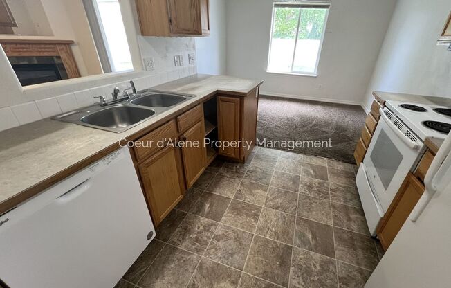 3 bed, 2 bath house up the street from The Landings Park!