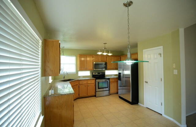 3 beds, 2 baths, $1,650