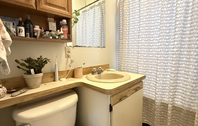 77 Easton St Apt 2