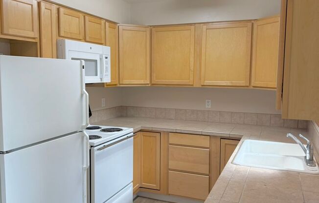 2 beds, 1 bath, 840 sqft, $1,695, Unit D03