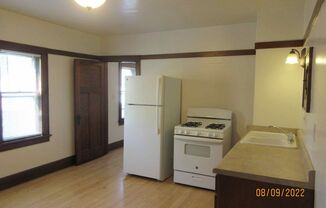 2 beds, 1 bath, 800 sqft, $950, Unit 2