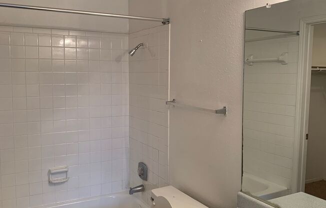 1 bed, 1 bath, 470 sqft, $745, Unit 915