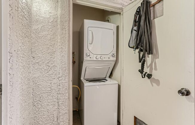FULLY FURNISHED 2 bedroom condo near UNLV!