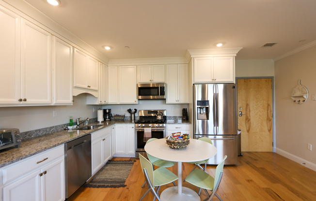 2 beds, 2 baths, 1,000 sqft, $7,500, Unit 9
