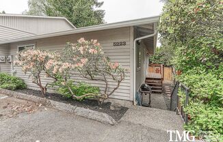SW Portland 2 BD Home with Garage & Outdoor Space