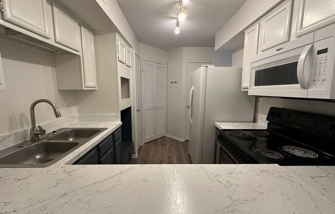 Charming 2-Bed Unit in Dallas!