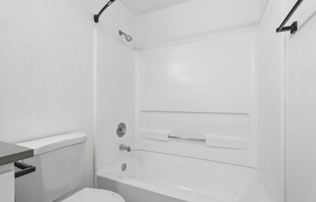 2 beds, 1 bath, 803 sqft, $1,592, Unit CMV 12223 - 305