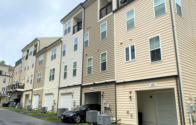 Spacious 3 Bedroom Townhouse in Silver Spring!