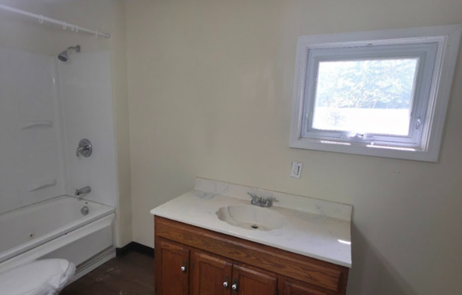 Single Family Home 2 beds 1 bath Available Now!
