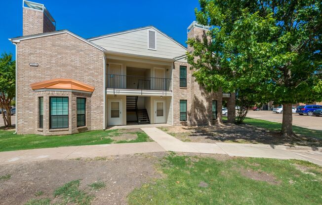 ***Pre-Marketing, Available Early to Mid June*** Stylish Upstairs Corner Unit Near Lake Ray Hubbard