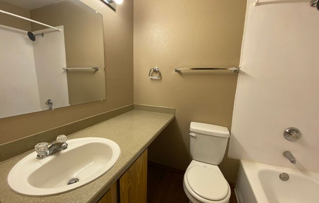 2 beds, 1 bath, 687 sqft, $2,095, Unit A404