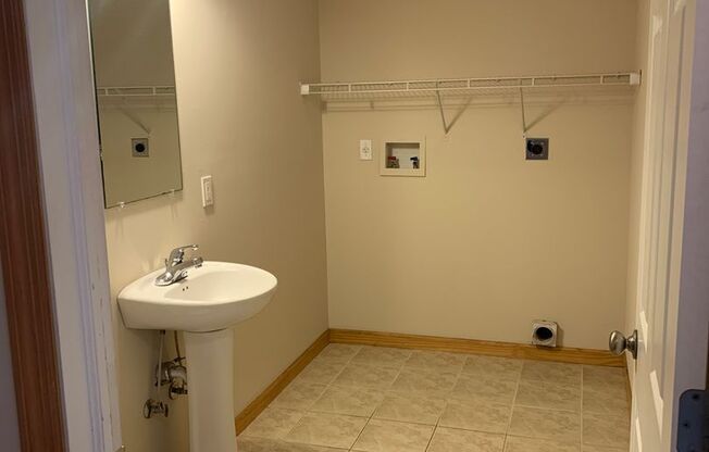 3 beds, 2.5 baths, 1,364 sqft, $1,525, Unit 4Juniper