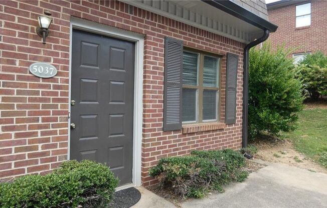 Downtown Sugar Hill Townhome - 2 bed/1.5 bath end unit