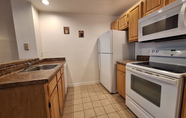 Charming 3 Bed, 2 Bath Townhome in Gated Venetian Bay – Prime Kissimmee Location! GREAT AMENITIES!!!