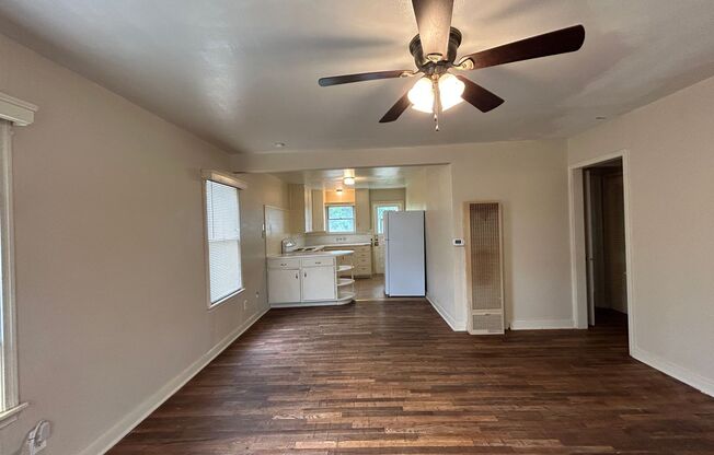Cottage Style 1/1 Duplex Near Downtown New Braunfels / Interior Washer & Dryer Connections / NBISD