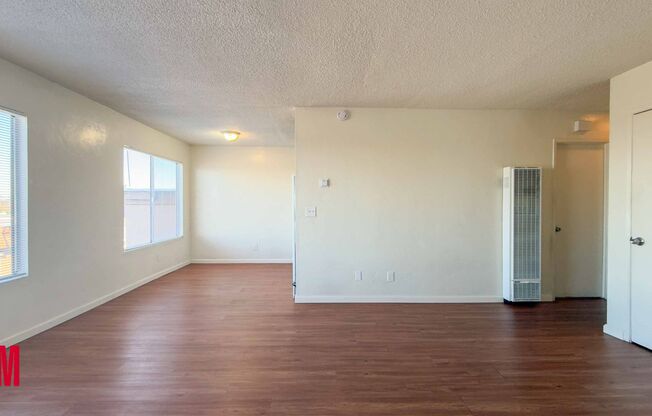 2 beds, 1 bath, $2,095, Unit E