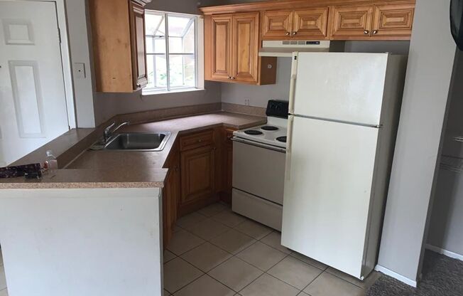 1/1 Condo available on Plaza. Close to Mall at Millenia, Orlando