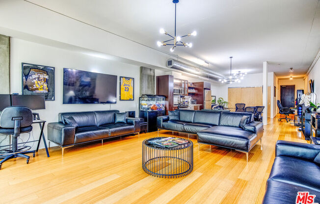 1 bed, 1 bath, 1,100 sqft, $3,200, Unit 706