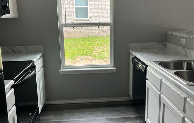 2 beds, 1 bath, 900 sqft, $825