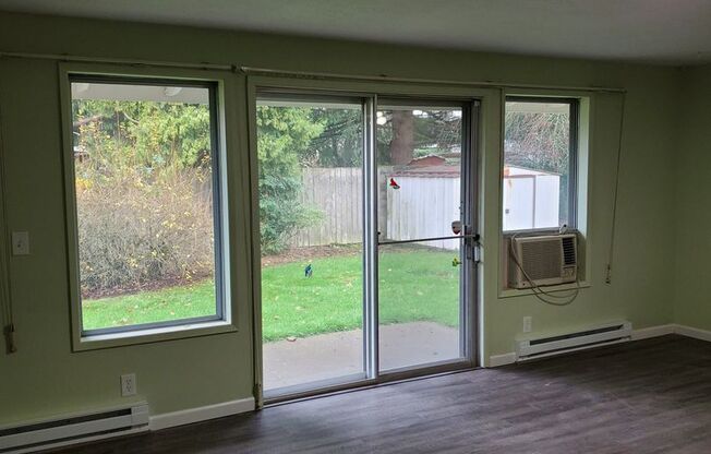 3bd/1.5ba Completely Remodeled House with HUGE FULLY FENCED BACK YARD!