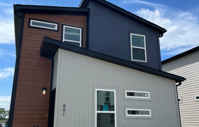 LEASING SPECIAL, 1/2 OFF FIRST MONTH RENT!! Now Leasing - Featherston Village - Modern Living