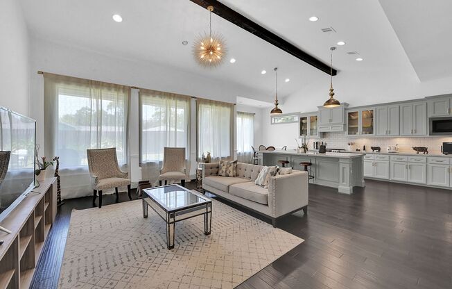 Timeless Elegance in Oak Forest: A Stylish Blend of Tradition and Modernity Awaits in This Charming Home!