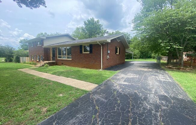 Charming 4 BR, 2 BA, Close to MTSU, 1 Car Garage, Large Carport