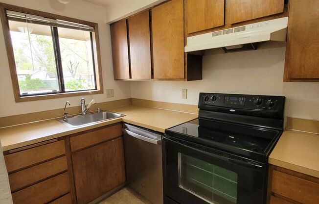 $750 OFF at Move-In -Special - 2BD, 1.5BA Townhome with Pool Access! Close to shopping and parks