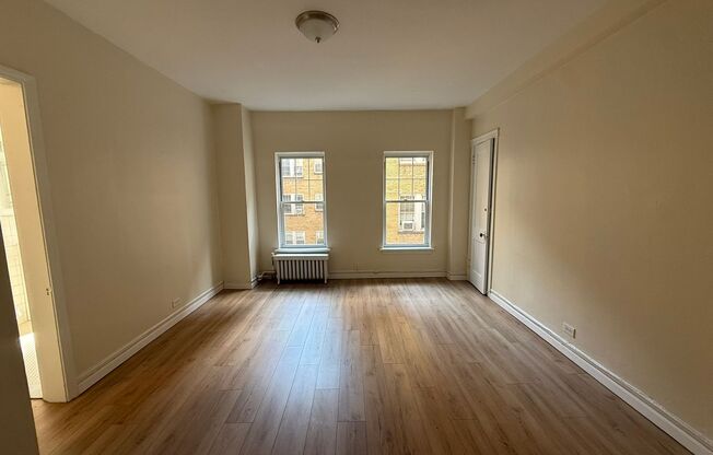 Studio, 1 bath, 295 sqft, $1,175, Unit Old King Edward 731