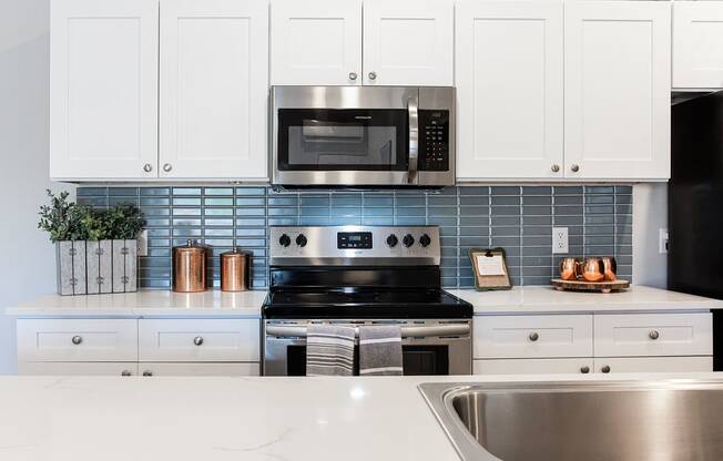 Electric Range In Kitchen at Liberty Club, Hinesville, 31313