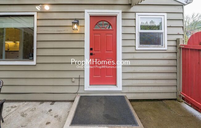 Charming Duplex with a Huge Yard in Multnomah Village!