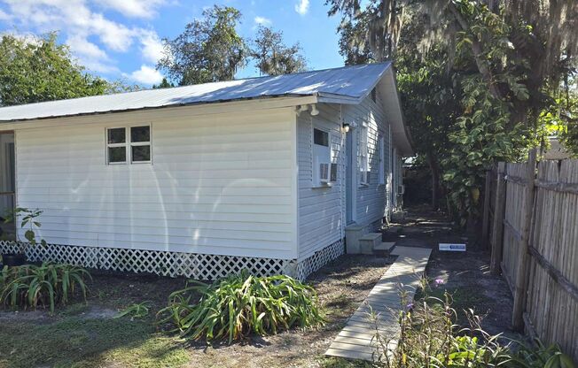 2219 Everett St- 2 BEDROOM/1 BATH For Rent